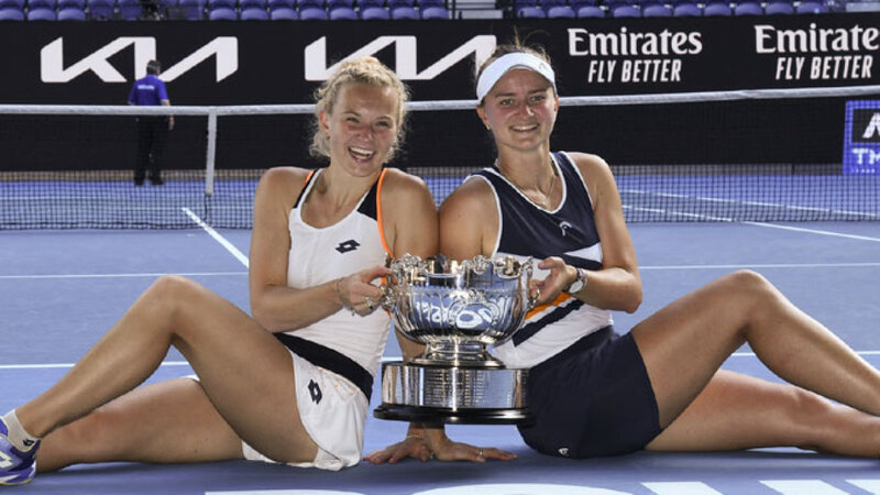 Vítězky ženské čtyřhry na Australian Open 2022 Kateřina Siniaková (vlevo) s Barborou Krejčíkovou